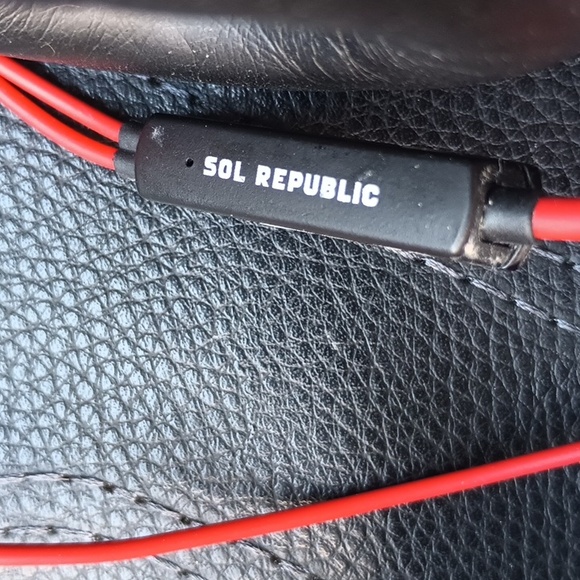 Lightly used SOL REPUBLIC red headphones working great with the original cable - Picture 5 of 5